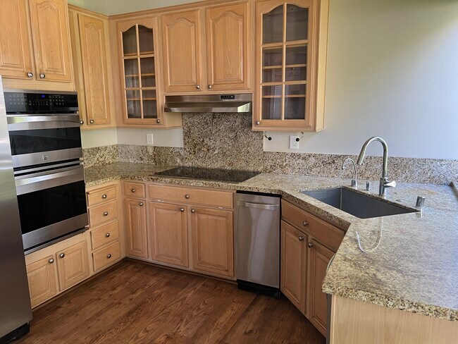 Building Photo - 736 Lakemont Pl