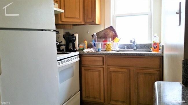 Building Photo - 3 br, 1 bath Apartment - 70 Quint Ave # 4
