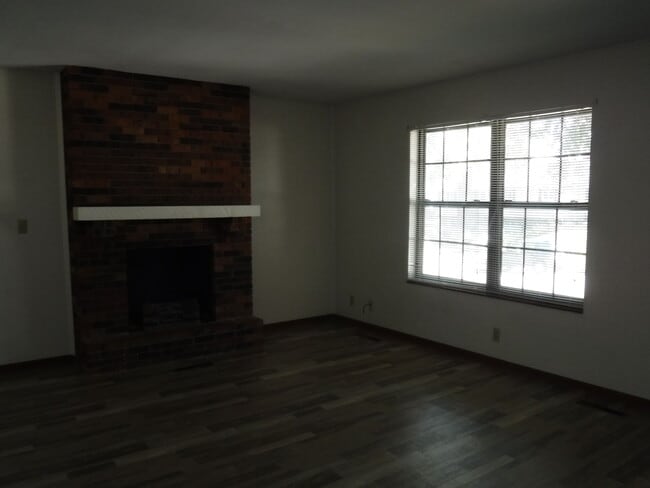 Building Photo - 1612 Pat Dr