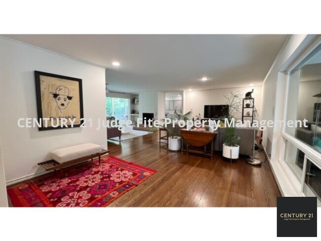Building Photo - Updated Mid-Century Modern 3/2/2 For Rent!