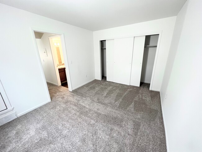 1BD, 1BA - Bedroom - Kimberly Club Apartments