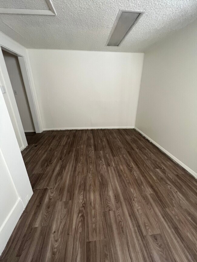 Building Photo - Available Now! Affordable and conventient location