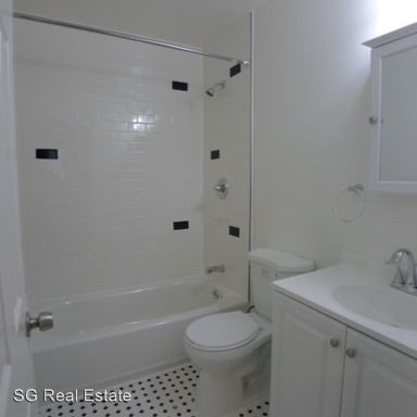 Building Photo - 3035 Lynde St