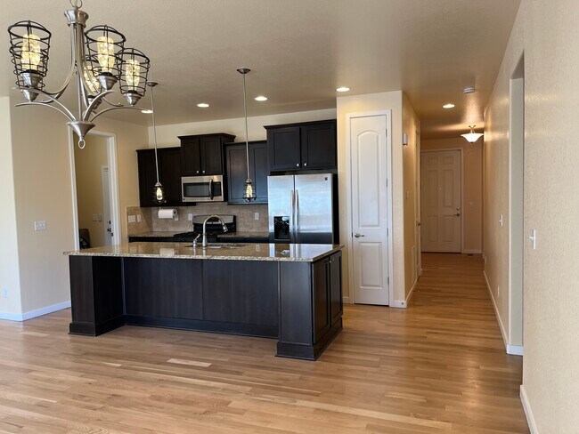 Building Photo - 15952 Village Cir
