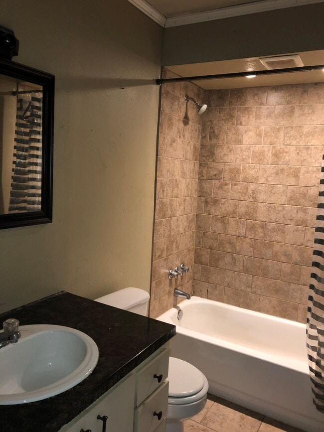 Building Photo - 2 Bed 1 Bath House
