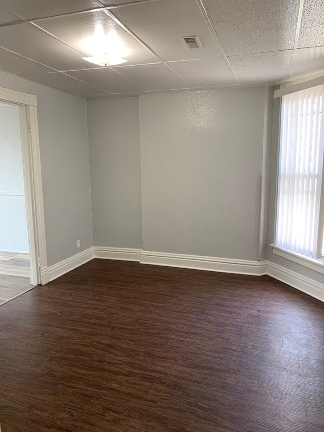 Building Photo - Large 1 br small living room and a very sm...