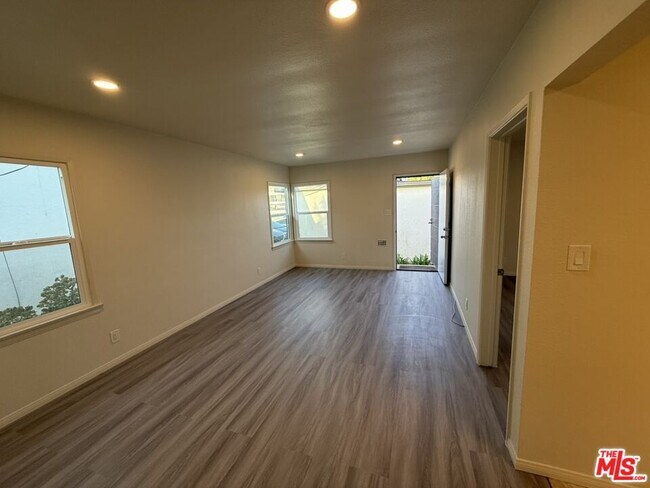 Foto del edificio - 5242 Mccallum Ave
