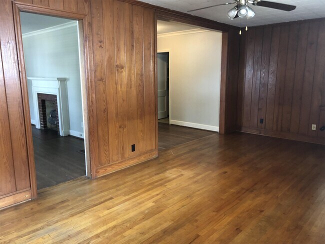Building Photo - 1006 Elmwood Dr