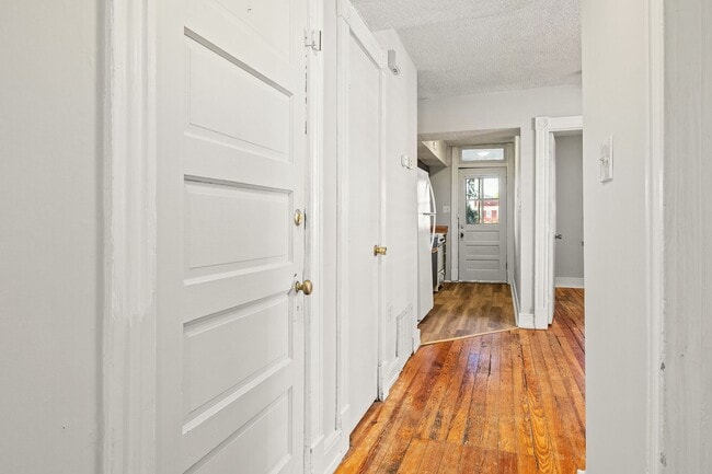 Building Photo - 2605 Parkwood Ave