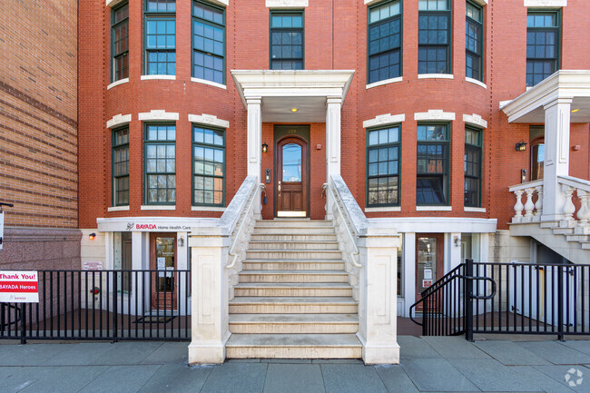 Entrada - The Brownstones & Townhouses