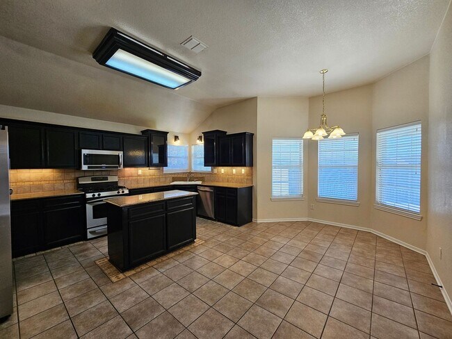 Foto del edificio - AVAILABLE NOW!