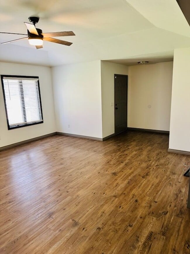 Building Photo - Beautiful All Brick Home in Nixa!