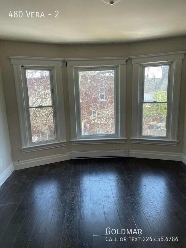 Photo du bâtiment - Beautiful Two Bedroom Upper Unit
