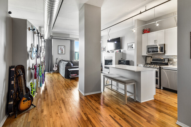Building Photo - 6 S Laflin St