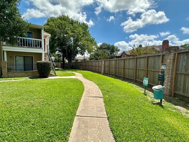 Building Photo - 2750 Holly Hall St