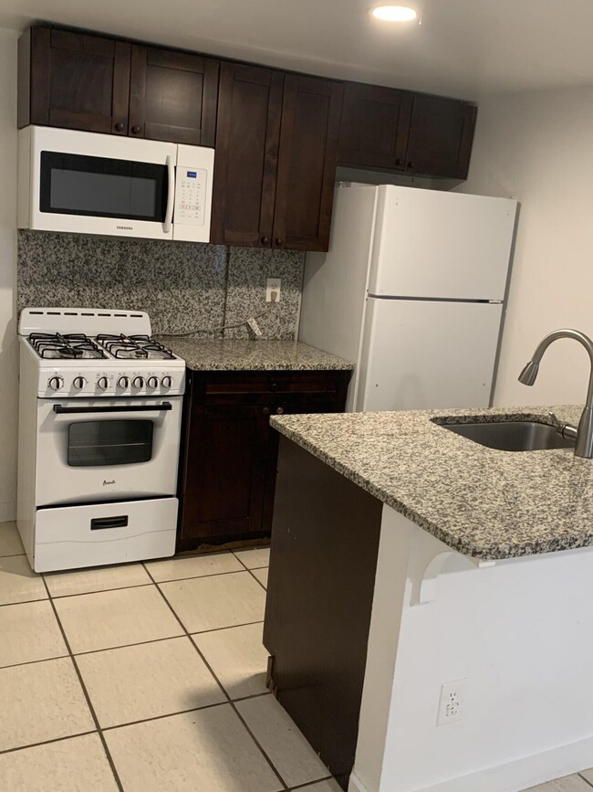 Foto del edificio - 4561 Lake Ave