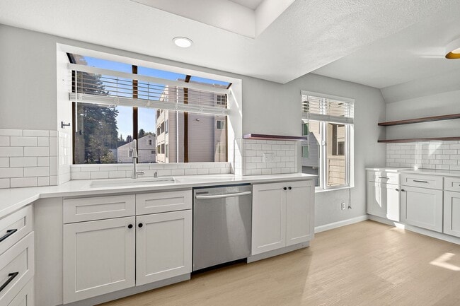 Building Photo - Amazing 2bed/1.5bath Condo Unit with Private Balcony in Meridian Park!