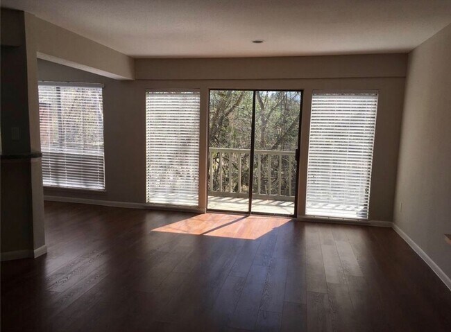Foto del edificio - Completely Remodeled Townhouse in the hear...