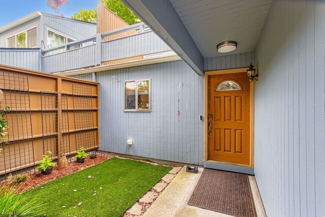 Building Photo - Beautifully Updated 2 Bedroom, 1.5 Bathroom Townhome-Style Condo in Tanasbrook, Near Tanasbourne!