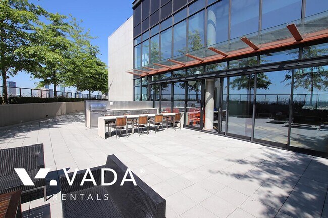 Photo du bâtiment - Woodwards W43 1 Bed Apartment Rental Vanco...