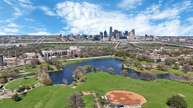 Building Photo - 302 E 7th St