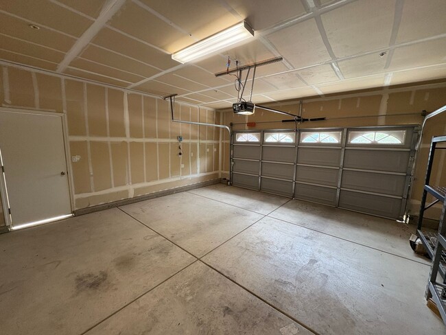 Foto del edificio - 3 Bedroom Home located NW Visalia!