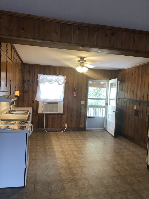 Primary Photo - 213 E Walnut St