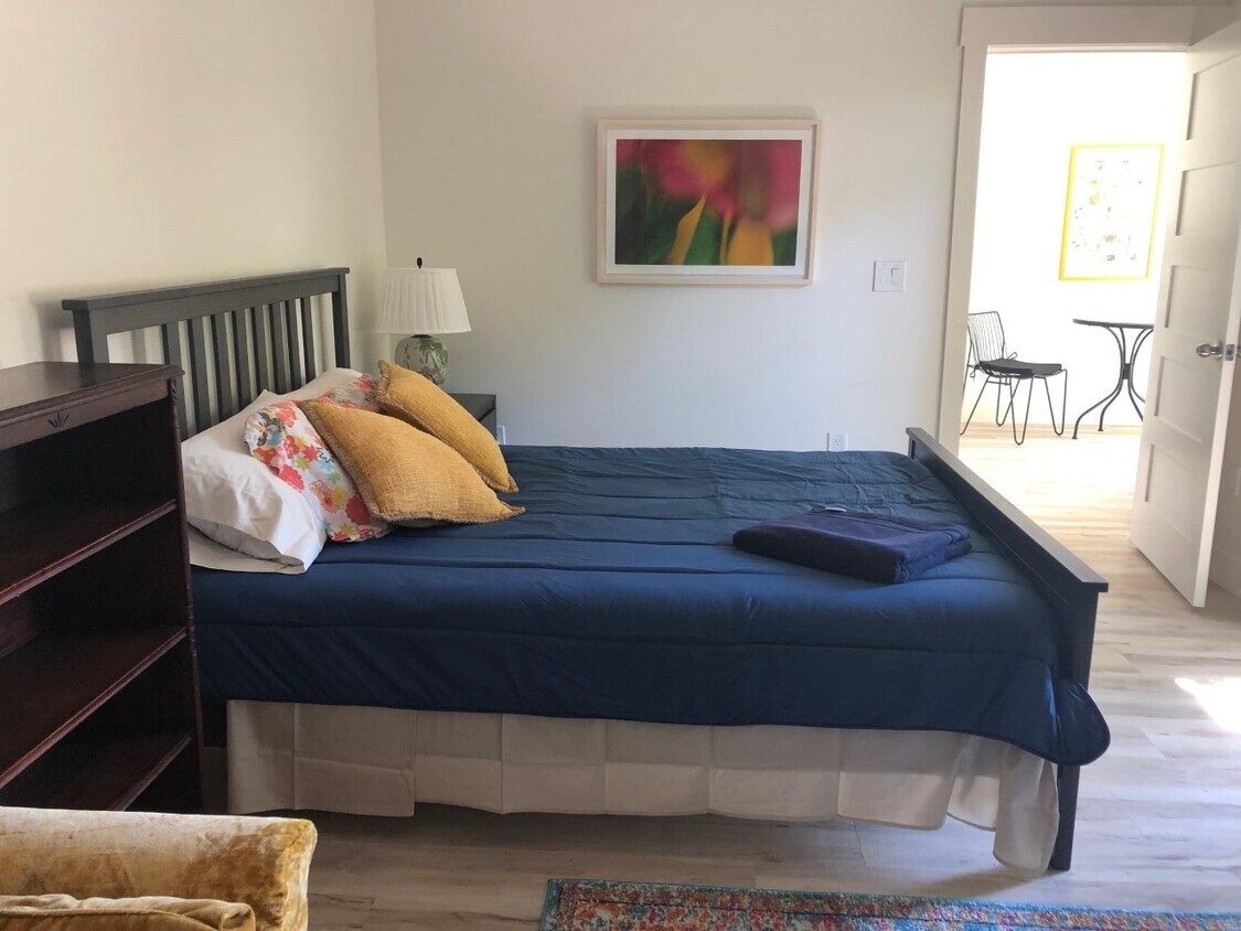 One bedroom apartment, Queen - 1228 Stratford Ave