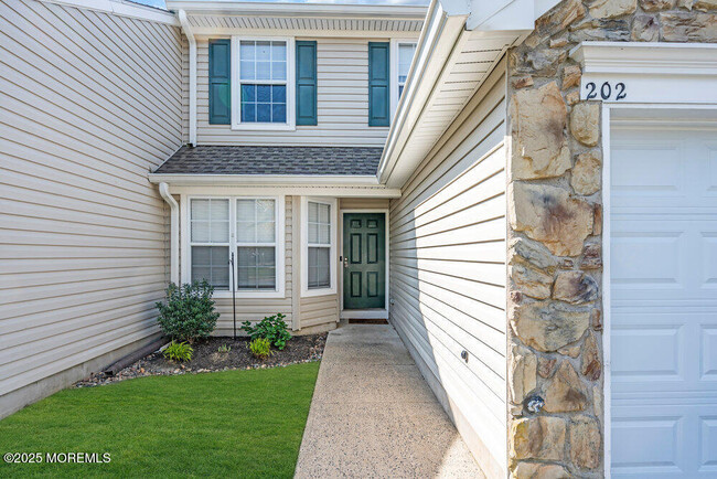 Building Photo - 202 Iris Way