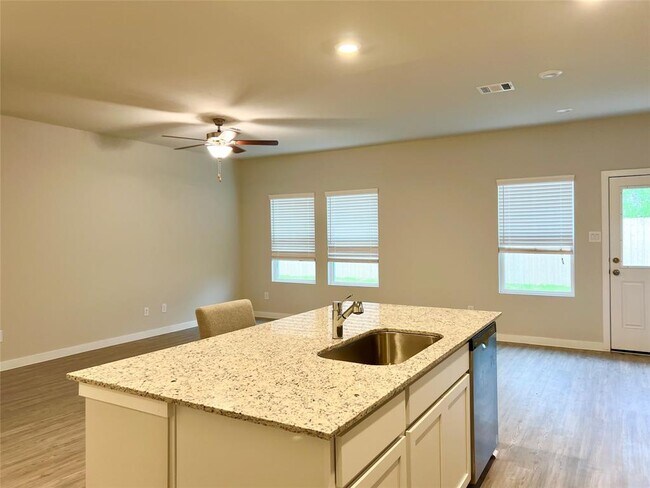 Building Photo - 812 Westpointe Dr