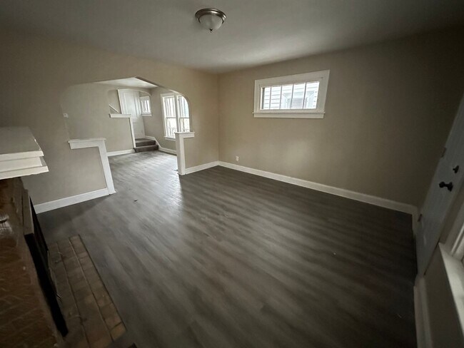 Foto del edificio - Inviting 3-Bed/1-Bath Duplex: Columbus Charm