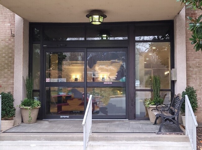 Building Photo - 801 Yale Ave
