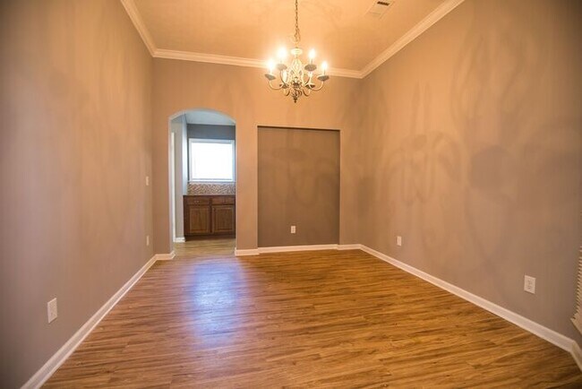 Building Photo - Beautiful 4 Bedroom with Vaulted Ceilings!