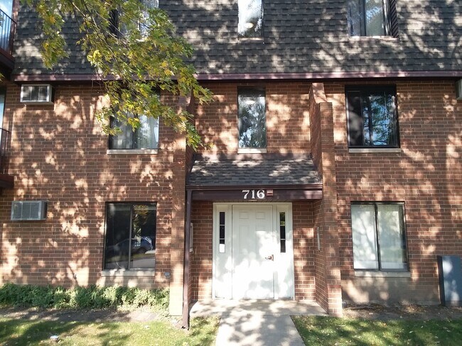 Building Photo - 716 Briar Hill Ln