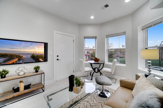 Foto del edificio - 2739 W Fullerton Ave