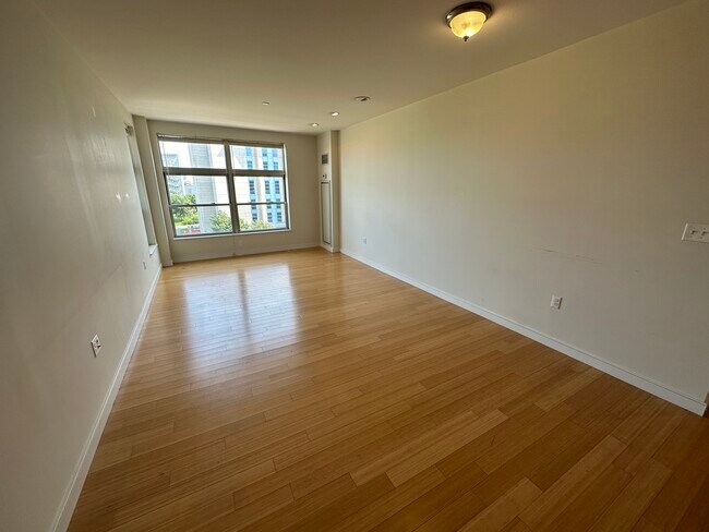 Foto del edificio - 599 Albany St