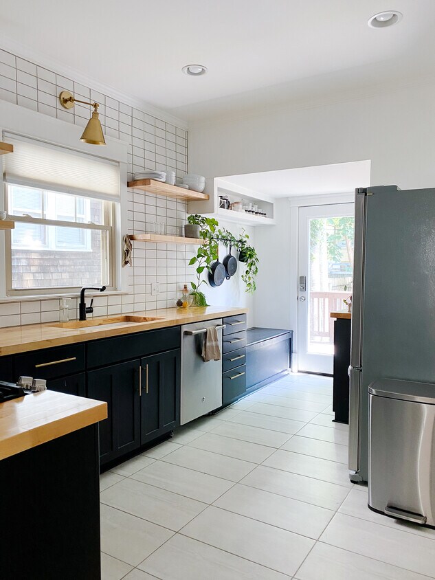 Kitchen (with door to back deck/yard)) - 4149 Harrison St