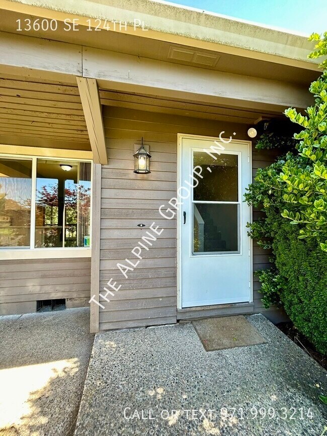 Building Photo - 3 Bedroom in Clackamas!