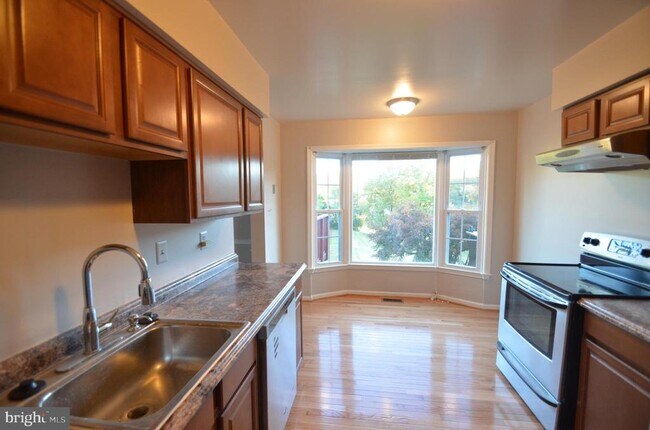 Foto del edificio - 5748 Lakeside Oak Ln