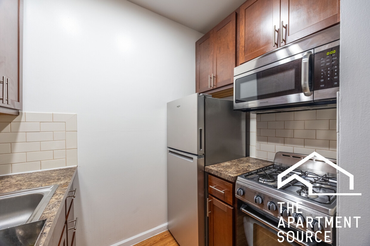 Building Photo - 4240 N Kenmore Ave