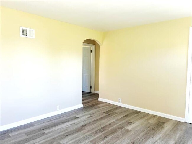 Foto del edificio - 155 Canton Rd