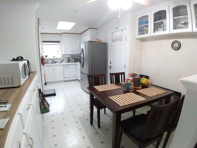 Foto del edificio - Attractive 4 Bed 2 Bath Home in Desirable ...