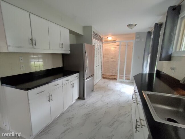 Building Photo - 4 br, 1.5 bath House - 30234 Embassy St