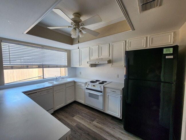 Building Photo - Village Green Townhome