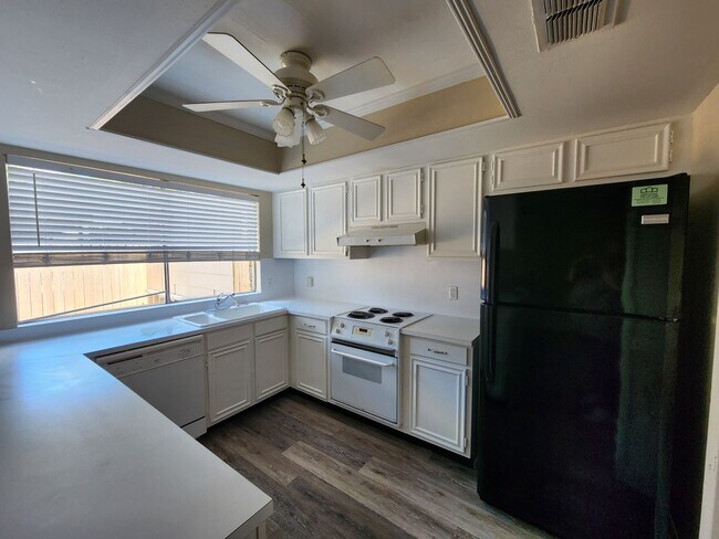 Foto del edificio - Village Green Townhome