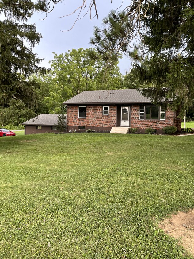 Front - 694 White Oak Ln