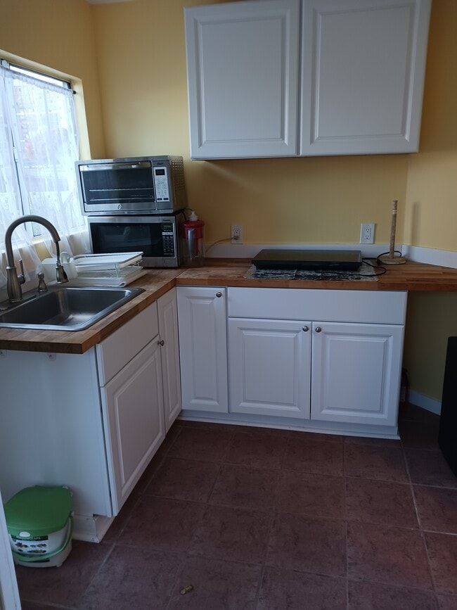 kitchen - 943 Casanova Ave