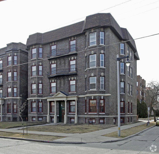 3 Bedroom Dog Friendly Apartments under 1,300 in Milwaukee, WI 25