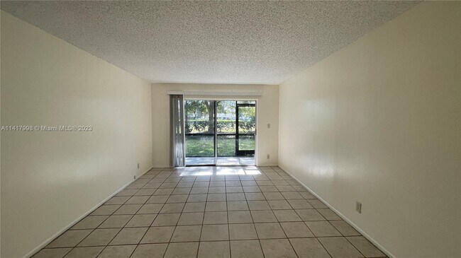 Foto del edificio - 8000 Fairview Dr