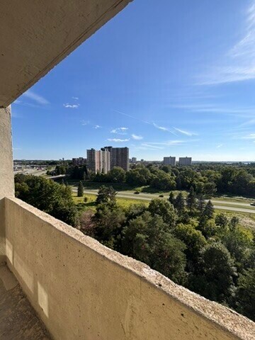 Photo du bâtiment - 70 McEwen Ave